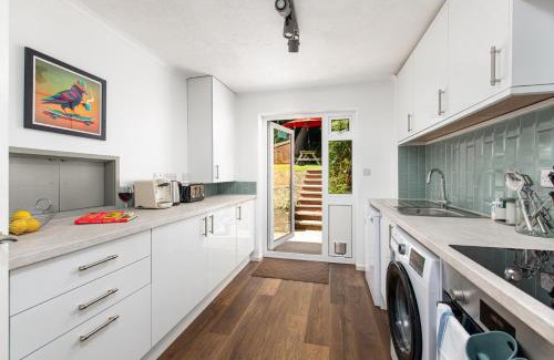Severn Beach Casa | Private 3Bed-Parking-Sleeps5-By FabAccommodation