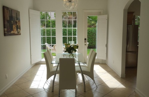 Central Naples Casa | Villa privada 3BR 3BA en una hermosa comunidad cerrada estilo centro turístico cerca de una playa