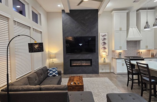 Spring Branch Central Casa | Private 3BR Luxury Home 2021 Built - Near Memorial - 2-Car Garage + Patio Grill