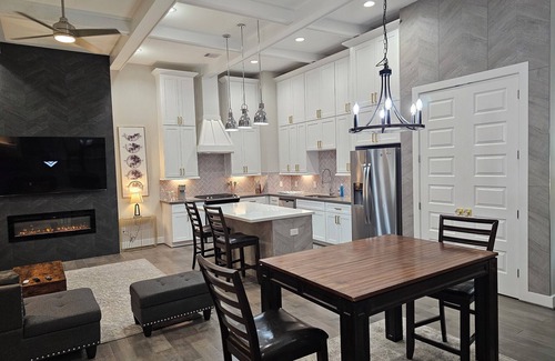 Spring Branch Central Casa | Private 3BR Luxury Home 2021 Built - Near Memorial - 2-Car Garage + Patio Grill