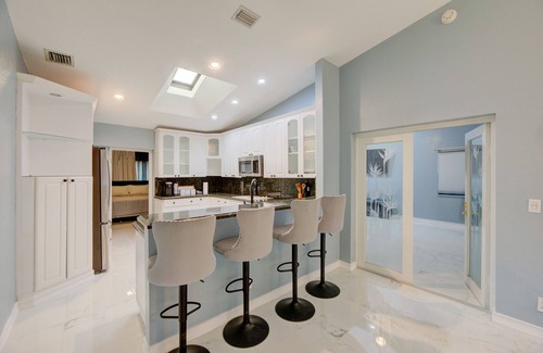 Sunrise Casa | Private 4-bedroom/2-bath lakeview house w/air hockey/pool/ping pong table