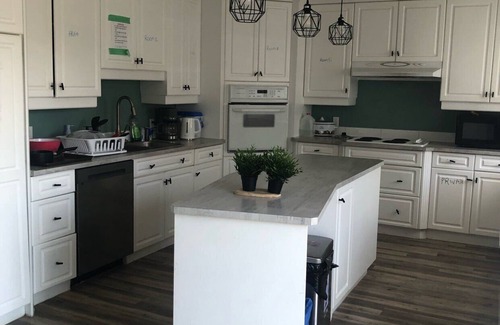 West Edmonton Casa | Private 5 Bedroom House
