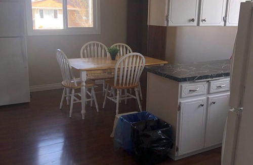West Edmonton Casa | Private 5 Bedroom House
