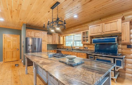 Rombauer Cabina | Private 5 BR cabin on 56 acres. Hot tub, Hunt, fish, and near the lake and town