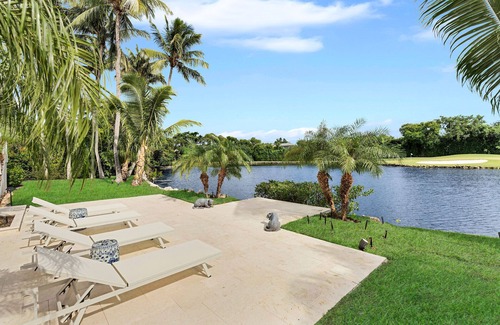 Key Largo Casa | Private 5 BR Ocean Reef Estate overlooking pond and The Hammock Golf Course.