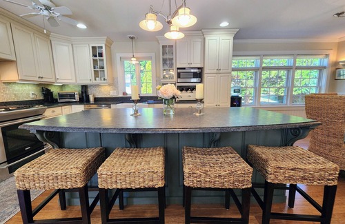 Jamestown Casa | Private 6-Bedroom – Walk to Beach
