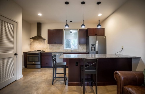 Hancock Casa | Private 872 sq ft guesthouse, off street parking, walk to UT