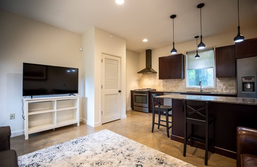 Hancock Casa | Private 872 sq ft guesthouse, off street parking, walk to UT