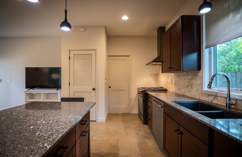 Hancock Casa | Private 872 sq ft guesthouse, off street parking, walk to UT