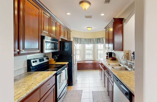 Texas Gulf Coast Region Casa | Private acreage next to the bayou with kayaks, porches, open layout, W/D, & AC
