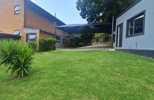 Northcliff Apartamento | Private And Clean Unit With Queen Bed