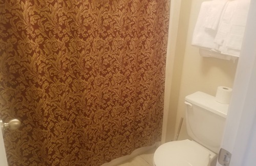 Pflugerville Cama Y Desayuno | Private and comfortable hideaway room: upstairs fully decorated & self contain.