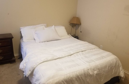 Pflugerville Cama Y Desayuno | Private and comfortable hideaway room: upstairs fully decorated & self contain.