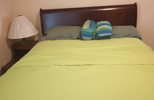 Pflugerville Cama Y Desayuno | Private and comfortable hideaway room: upstairs fully decorated & self contain.