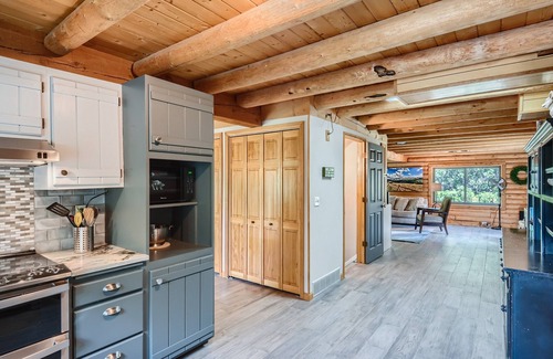 Woodmoor Cabina | Private and Cozy 4bd/2.5ba Cabin w/ Hot Tub