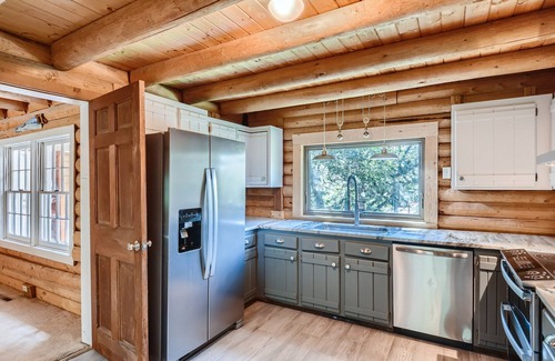 Woodmoor Cabina | Private and Cozy 4bd/2.5ba Cabin w/ Hot Tub