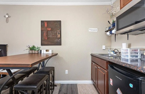 Paola Apartamento | Private and cozy apartment in small town Kansas!