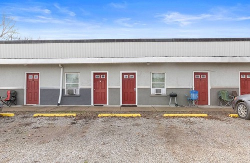 Paola Apartamento | Private and cozy apartment in small town Kansas!