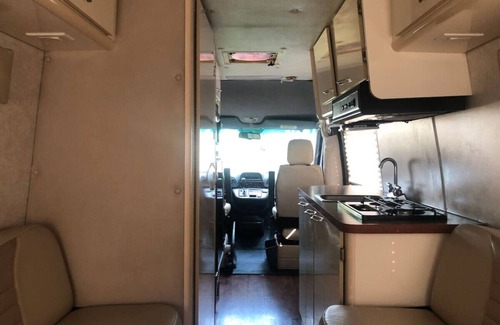 Linden Casa | Private and cozy RV with full hookups in a convenient area with direct bus to NYC Manhattan only 2 blocks away