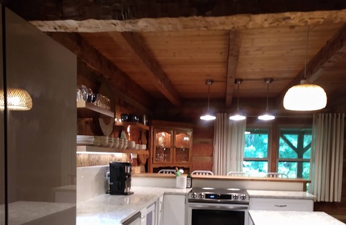 Kodak Cabina | Private and peaceful cabin in convenient location with seasonal outdoor pool