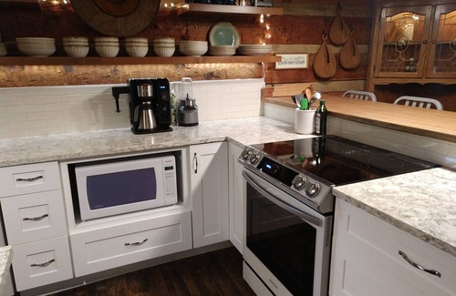 Kodak Cabina | Private and peaceful cabin in convenient location with seasonal outdoor pool