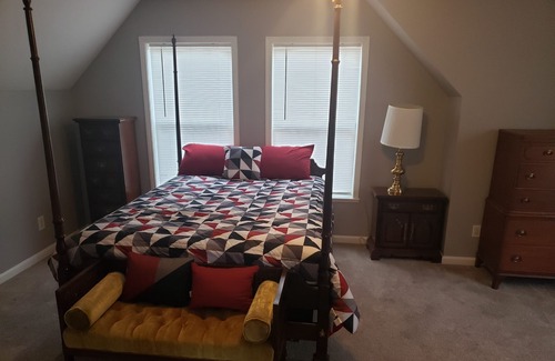 Dearborn Heights Casa | Private and quiet for families and business travelers.