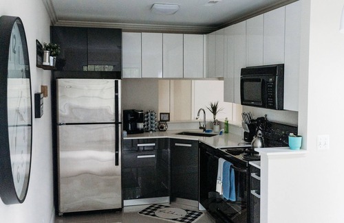 Novi Apartamento | Private and Quiet Bright Space King bed Gym/Pool/Hot tub