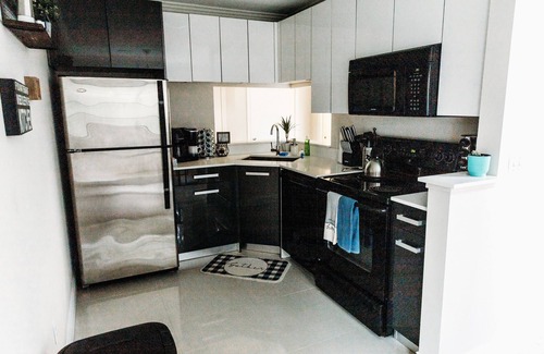 Novi Apartamento | Private and Quiet Bright Space King bed Gym/Pool/Hot tub