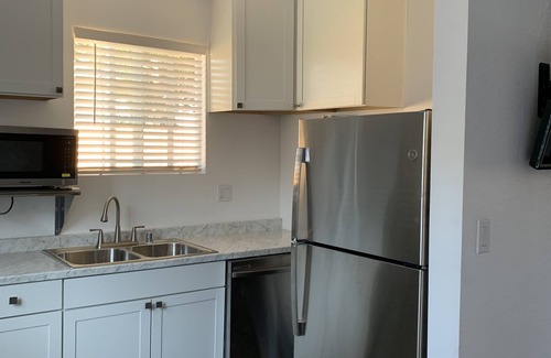 North Long Beach Apartamento | Private and quiet, cozy spot for a getaway. Close to beaches and freeway access