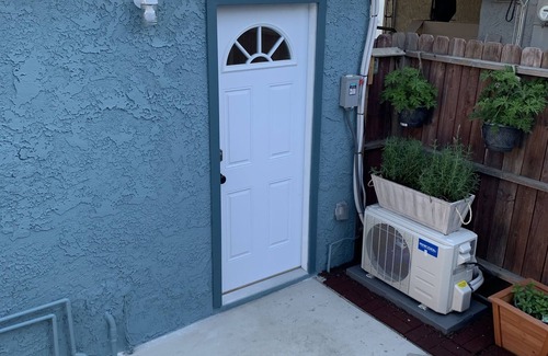 North Long Beach Apartamento | Private and quiet, cozy spot for a getaway. Close to beaches and freeway access