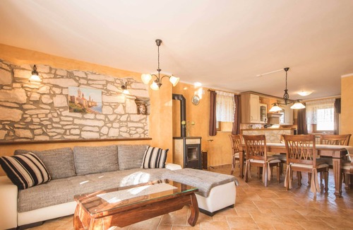 Sumber Villa | Jardín privado y seguro de 5000 m2, piscina, parque infantil, a solo 9 km del mar.
