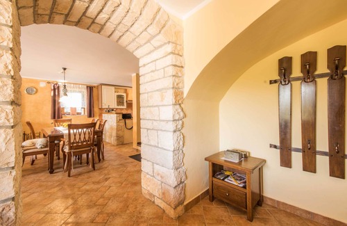 Sumber Villa | Jardín privado y seguro de 5000 m2, piscina, parque infantil, a solo 9 km del mar.