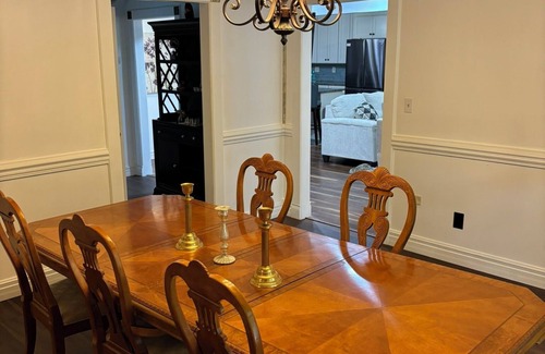 Inman Casa | Private and Spacious 7-bedroom house in fabulous Brooks with pool and lake, WiFi