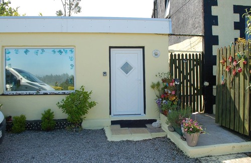 Dinas Apartamento | Private Annex with sea views and parking