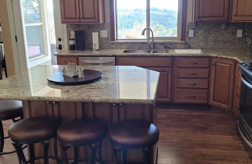Colfax Apartamento | Private apartment attached to three story hillside home