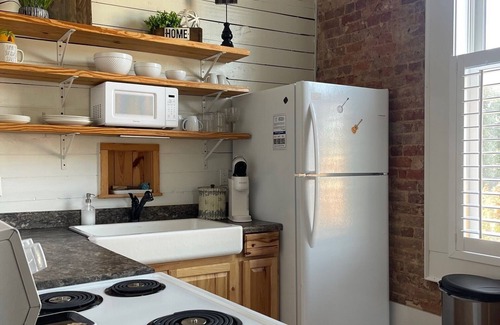 Livingston Apartamento | Private apartment in the completely restored & oldest Livingston Sq building.