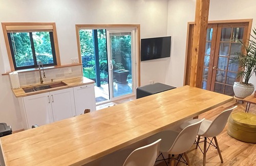 Western Apartamento | Private Apartment with Spa Bathroom - heated floors, jetted tub, wifi, kitchen