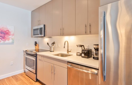 Seaport District Apartamento | Private Apt In Downtown Seaport with Pool
