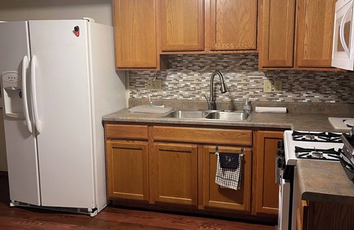 Swansea Apartamento | Private apt/in-law suite in Swansea, IL. Long term rental only: 6-12 months.