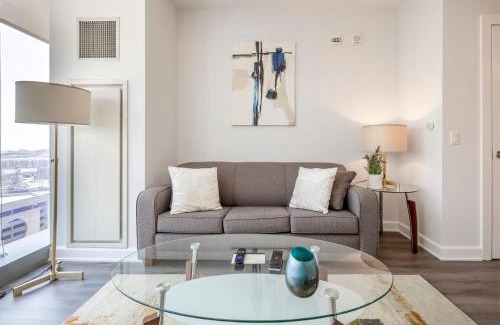 Downtown Apartamento | Private Apt with Gym & Pool