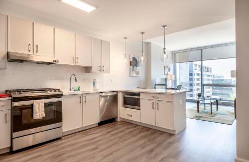 Downtown Apartamento | Private Apt with Gym & Pool