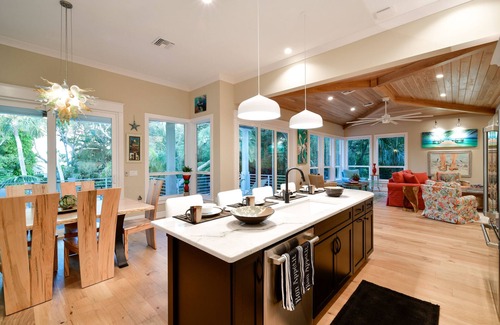 Longbeach Village Casa | Private Art Decorated Home with Rooftop Deck, Pool, and Spa - Arts and Vines
