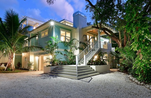 Longbeach Village Casa | Private Art Decorated Home with Rooftop Deck, Pool, and Spa - Arts and Vines