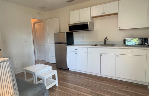 Fleming Island Apartamento | Private attached apartment 1 bed 1bath, kitchenette, liv room, private laundry.