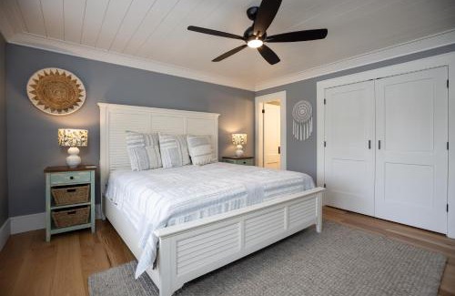 Baynard Oaks Villa | Private Balcony, Walk to Beach, South Beach, BV1670