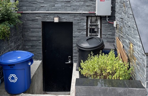 Ocean Hill Apartamento | Private Basement Apartment & Gym close to major subway & LIRR trains.