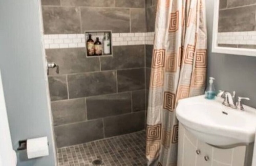 Westland Apartamento | Private Basement Gem with Fast Wi-Fi in Westland!