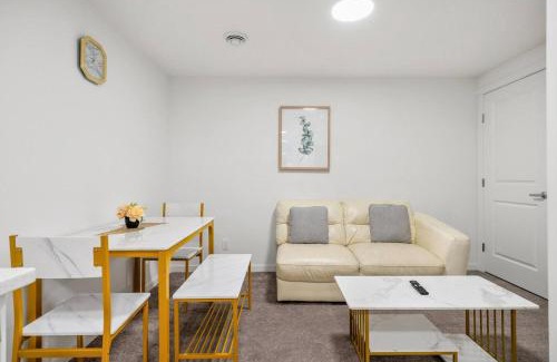Southeast Calgary Apartamento | Private Basement Magnolia Retreat Family Friendly Suite near Seton and Lake
