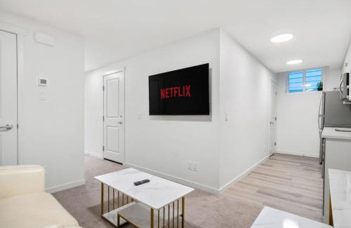 Southeast Calgary Apartamento | Private Basement Magnolia Retreat Family Friendly Suite near Seton and Lake