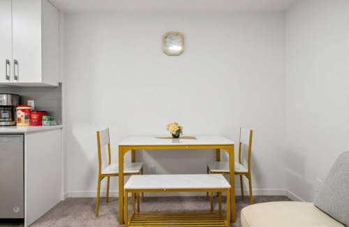 Southeast Calgary Apartamento | Private Basement Magnolia Retreat Family Friendly Suite near Seton and Lake